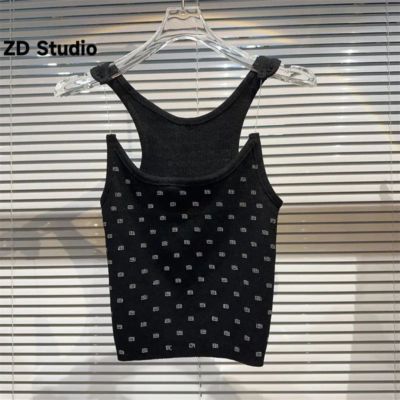 

Женский трикотажный топ на бретелях, с бриллиантами