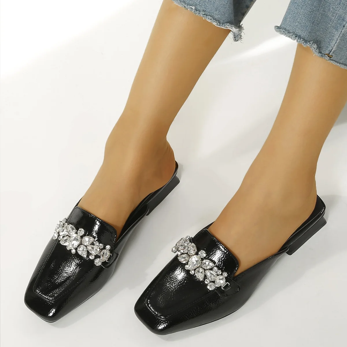 

Women's Fashion Wild Crystal Shoes Slippers Women Sandals 2022 New Loafers Mule Shoes Celebrity Outdoor Low Heel Slipper Female