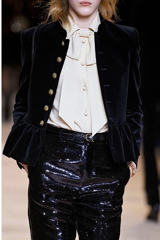 Женский бархатный короткий жакет черный однобортный с воротником-стойкой и