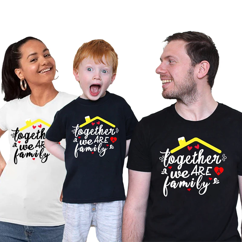 Одинаковая семейная футболка с надписью We Are A встреча