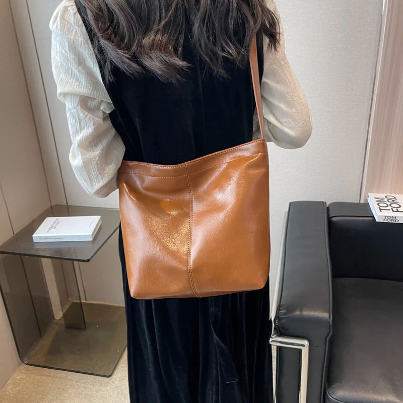 

The new model 2023 with large capacity commuting bags. High quality casual fashion versatile one shoulder crossbody tote bag