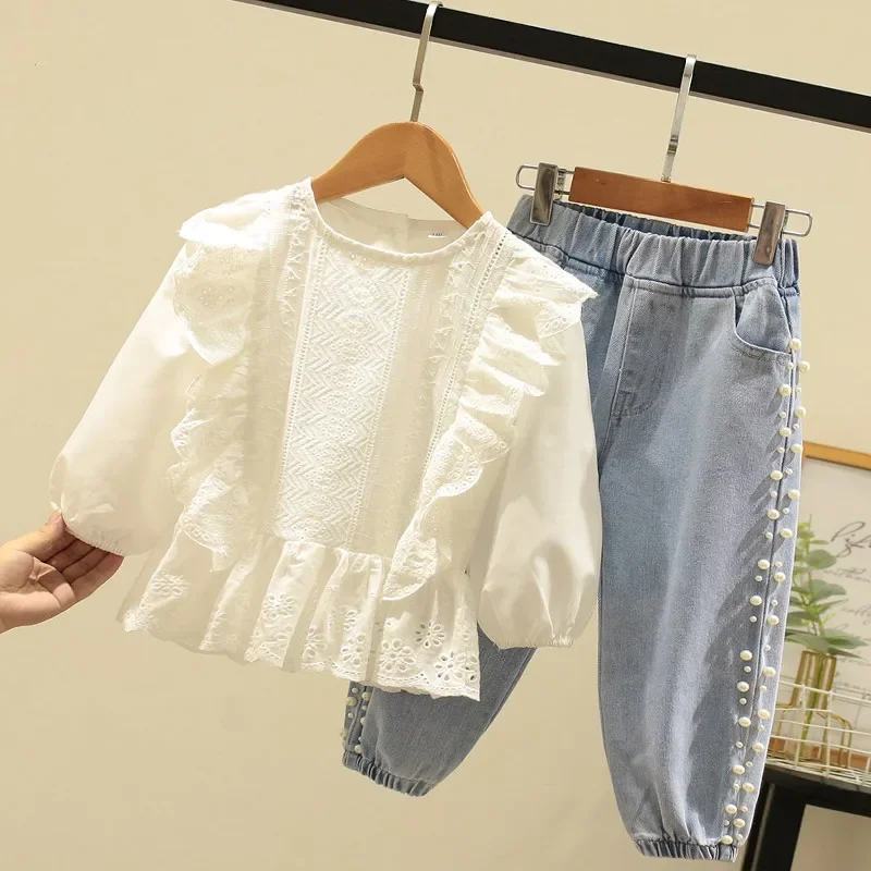 

Весенне-Осенние костюмы для девочек 2023, детская одежда для девочек, модный ажурный кружевной топ + джинсы с жемчугом, комплект одежды из двух предметов для девочек