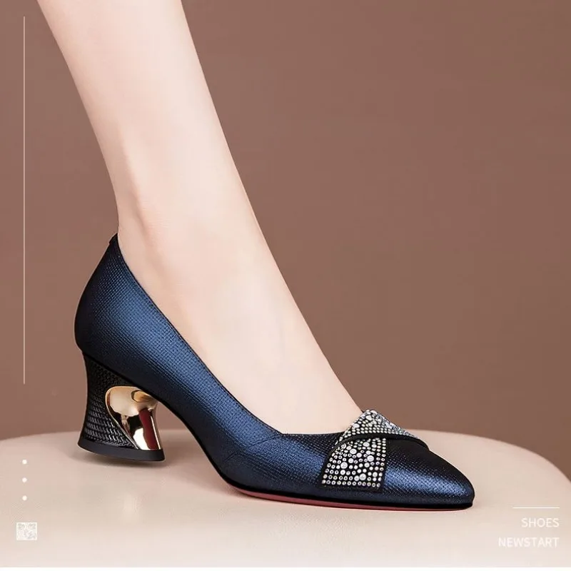 Женские туфли на массивном среднем каблуке с острым носком