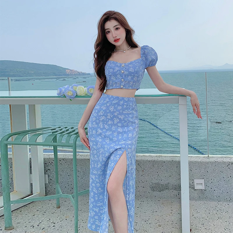 

Женский офисный костюм из двух предметов, топ с квадратным вырезом и рукавами-фонариками и облегающая юбка с высокой талией и разрезом, лето