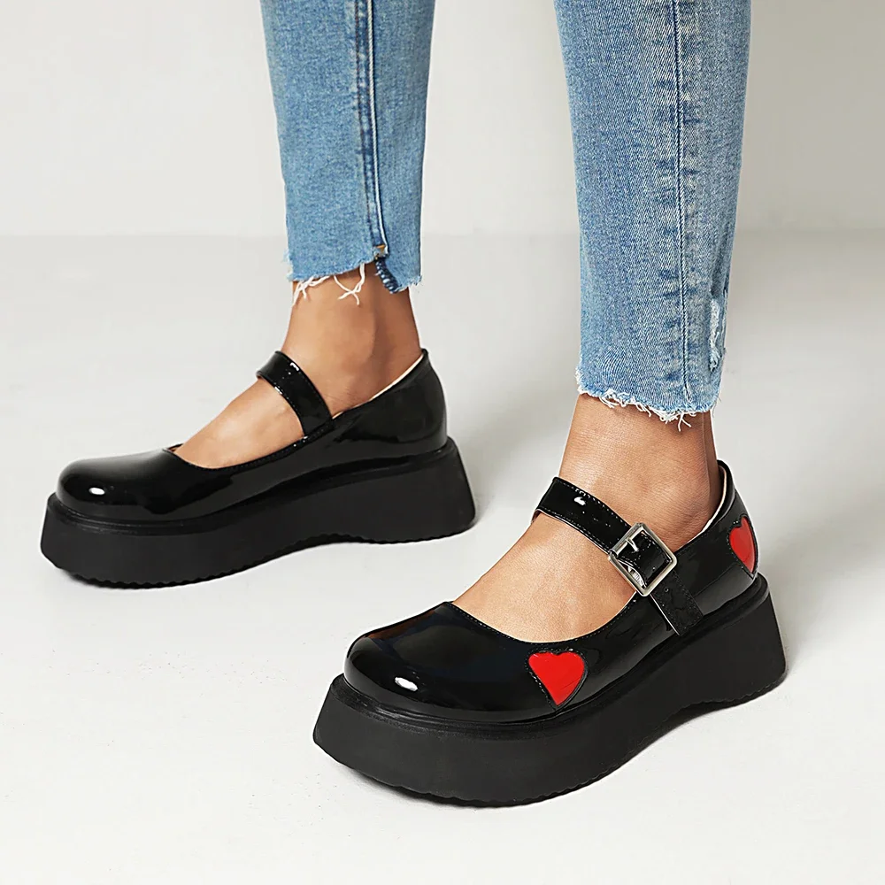 Женские туфли-лодочки из блестящей лакированной кожи с металлической пряжкой и