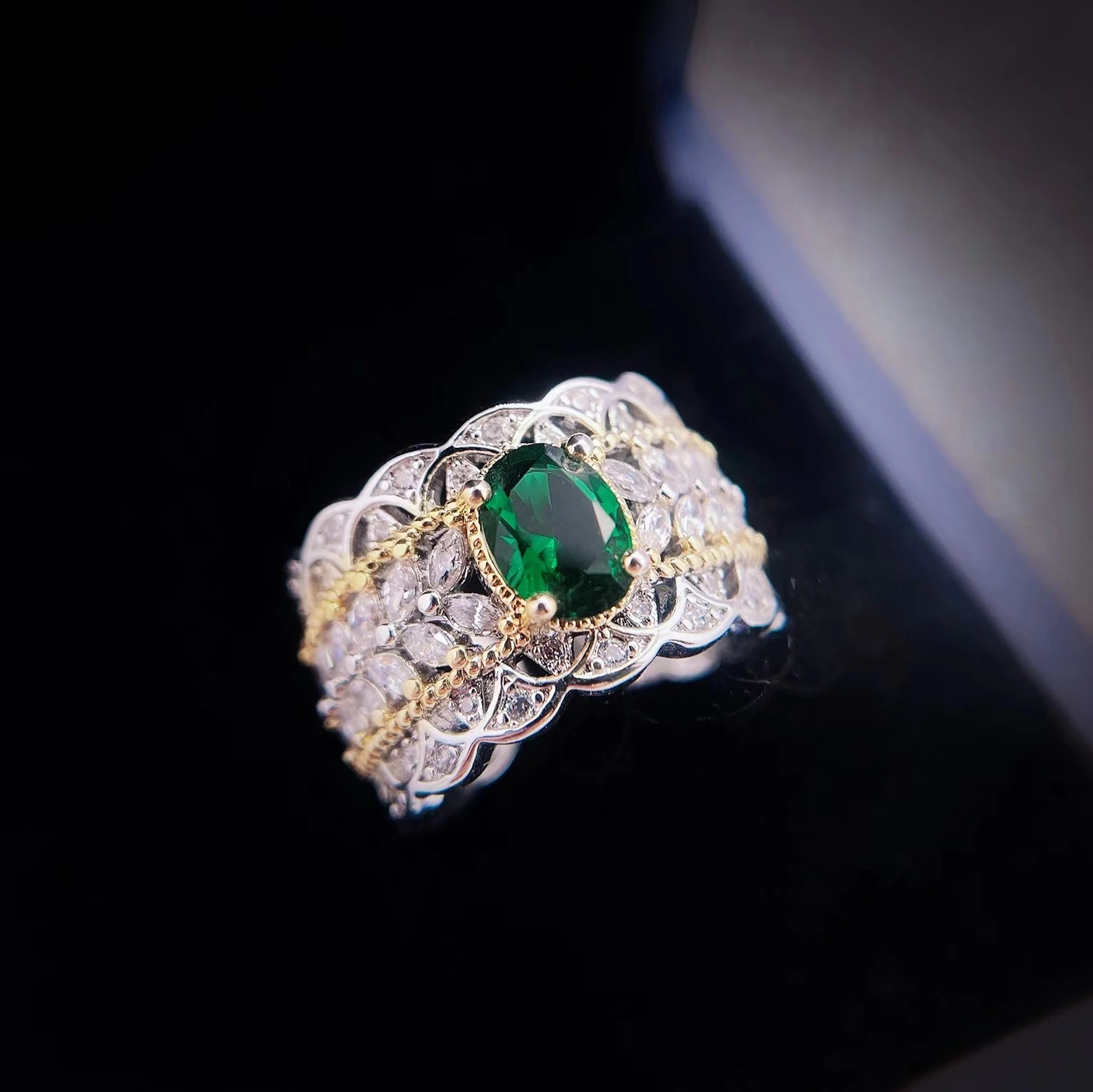 

Retro Luxury Green Hollowed Crystal Wedding Ring Imitated Emerald Gemstone Inlay Zircon Ring For Women Temperament Stone Jewelry