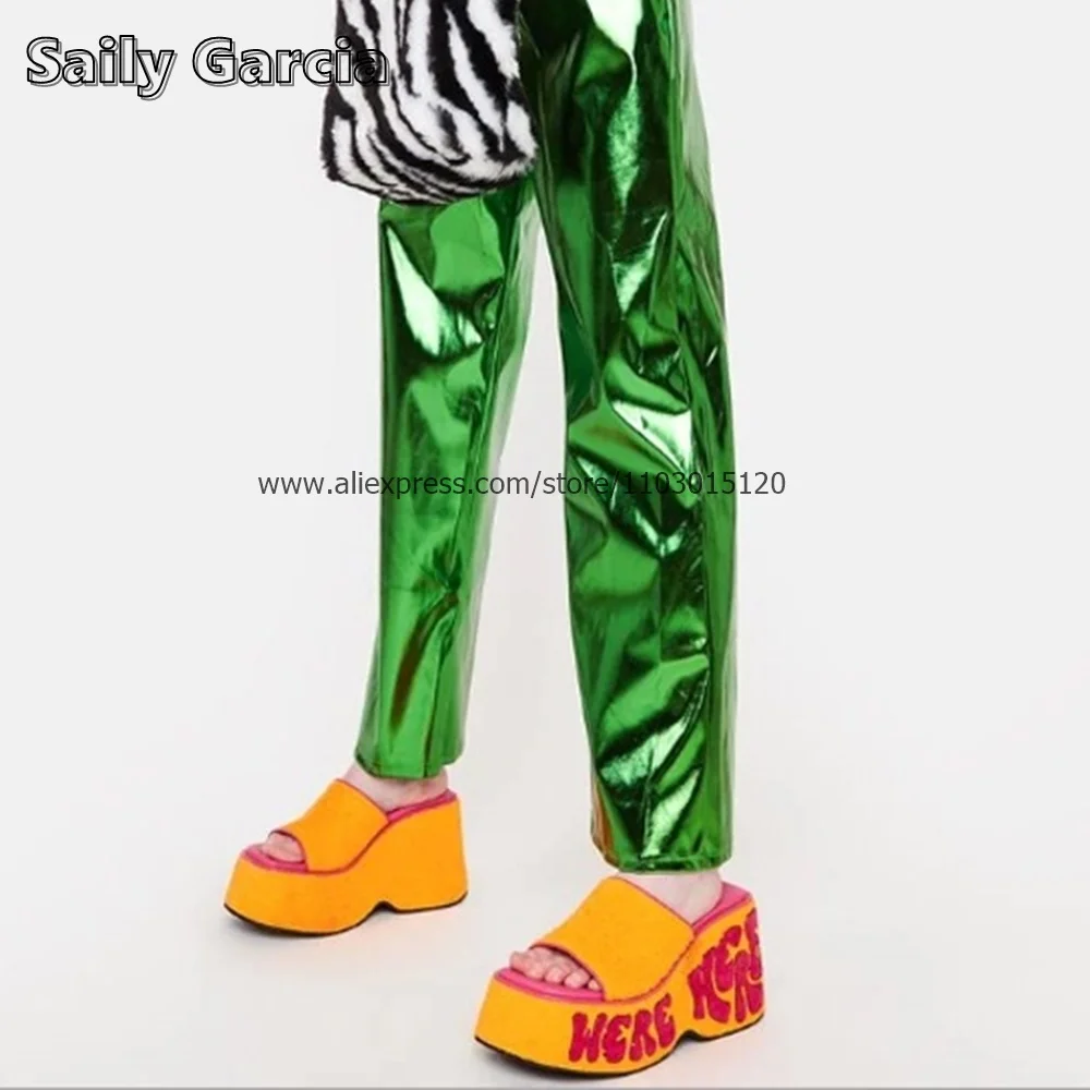 Шлепанцы на танкетке с открытым носком уличные тапочки ремешком для одно слово