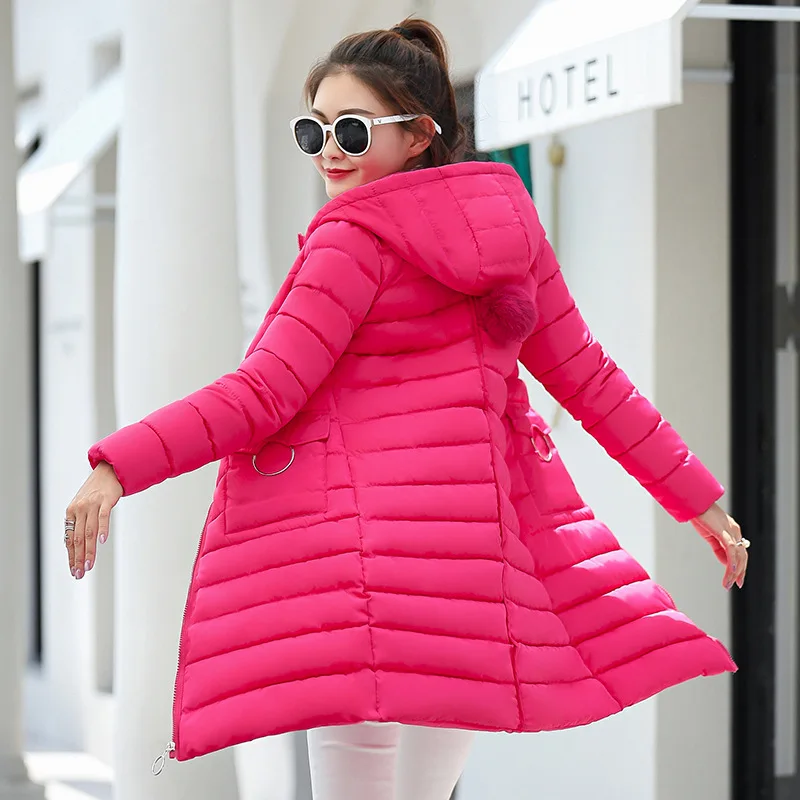 Женская длинная куртка на хлопковом наполнителе с большим шерстяным воротником