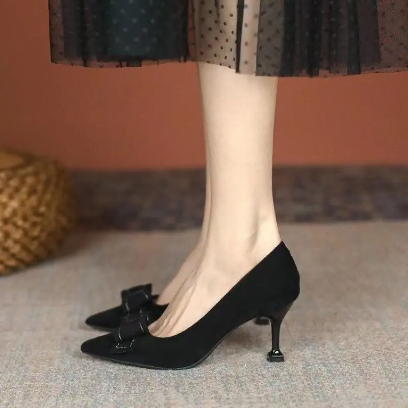 Замшевые туфли на низком толстом каблуке туфли-лодочки с острым носком и