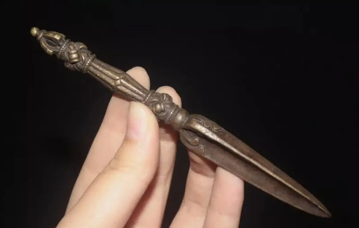 Бронзовая статуэтка амулета для кинжала