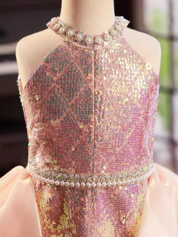 Женское вечернее платье со шлейфом элегантное с блестками и жемчужинами 2024