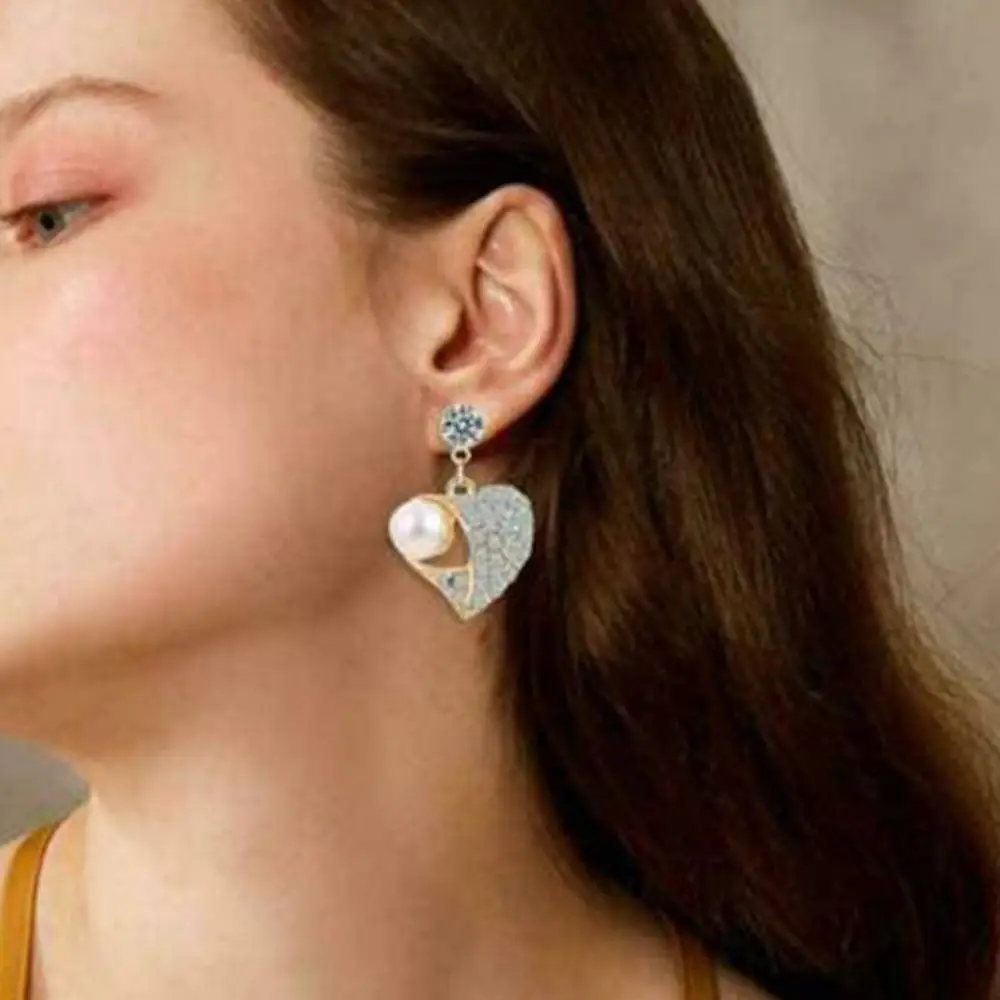 

Fashion Elegant Romantic Women Rhinestone Inlaid Heart Shaped Necklace Chic Jewelry Pendant Sweater Chain