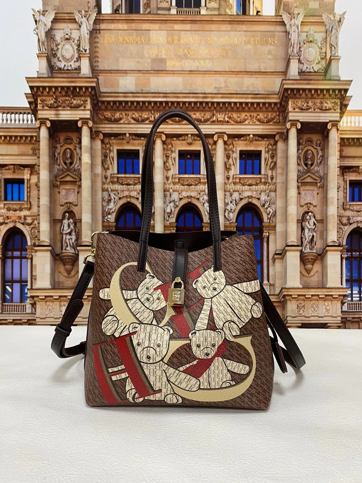 

2022 CHHC New Women's Portable Shoulder Bag Large Capacity Bucket Shaped Metal Zipper Buckle Decorative Bear Pattern