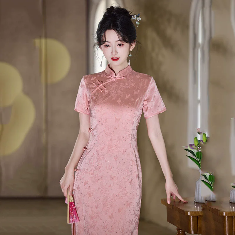 Фото Розовое платье Cheongsam средней длины в китайском стиле с горячим тиснением, молодежное платье 2025 года, новое женское облегающее вечернее платье в стиле ретро с короткими рукавами Qipao №1