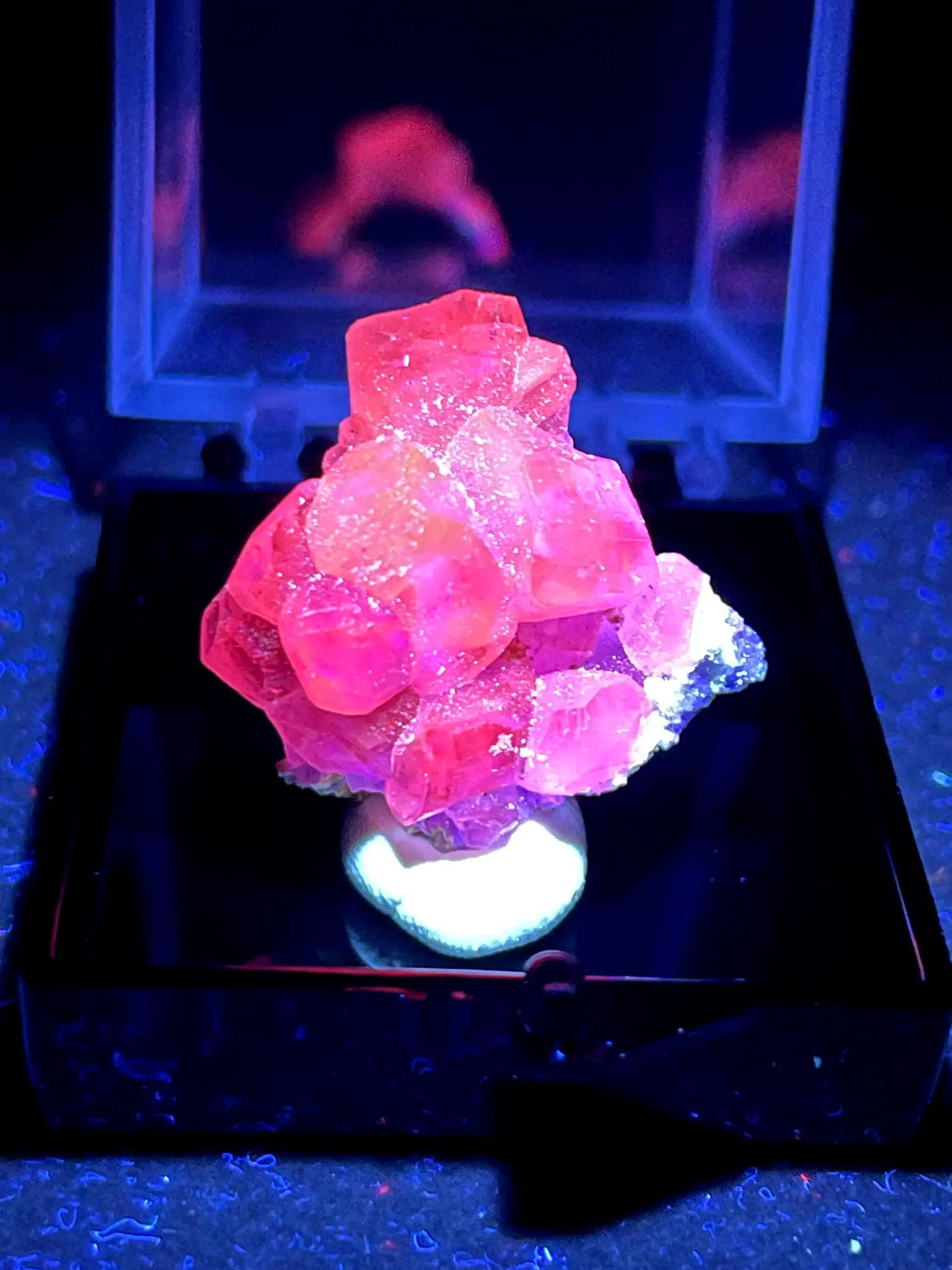 

Новинка! 100% натуральный флуоресцентный кальцит минеральный образец камни и кристаллы Исцеляющие кристаллы кварц + коробка размер 3,4 см