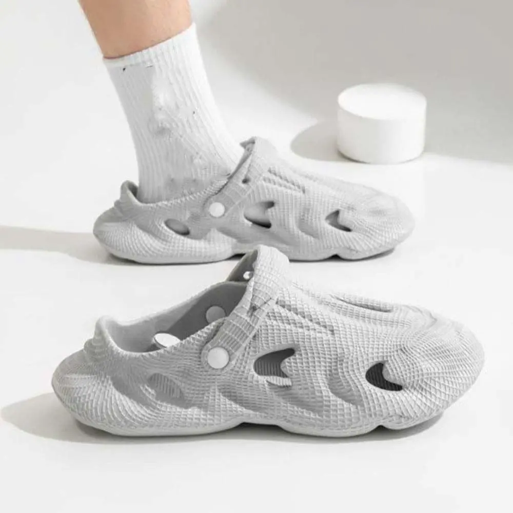 Удобные однотонные тапочки мужские текстурированные полые нестандартной формы