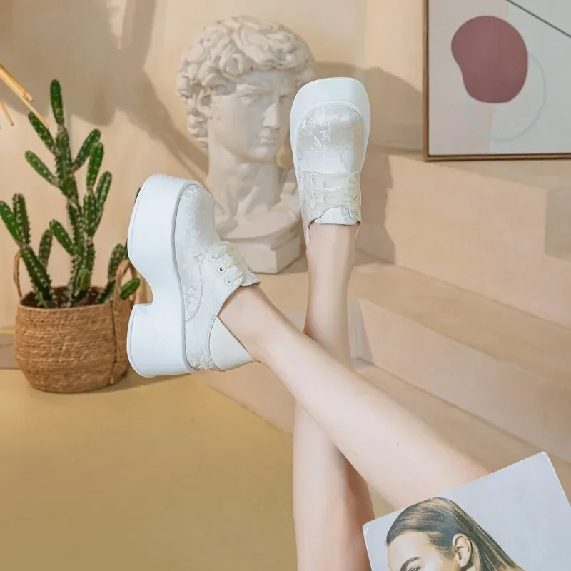 Туфли на танкетке из джинсовой ткани с принтом 11 см массивные кроссовки