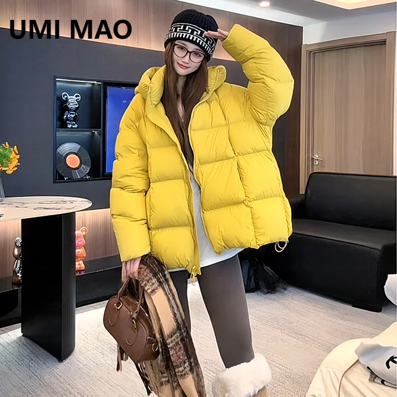 Фото UMI MAO Женская очень пушистая пуховая куртка средней длины с капюшоном, как облачко, модная утепленная модель для невысоких, зима 2026 №1