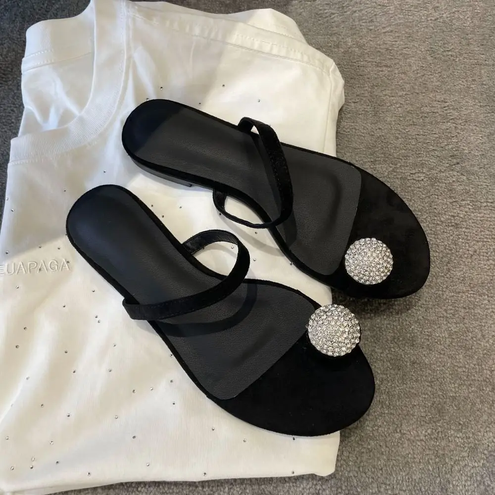 Новые простые тапочки на плоской подошве нескользящие сандалии со стразами