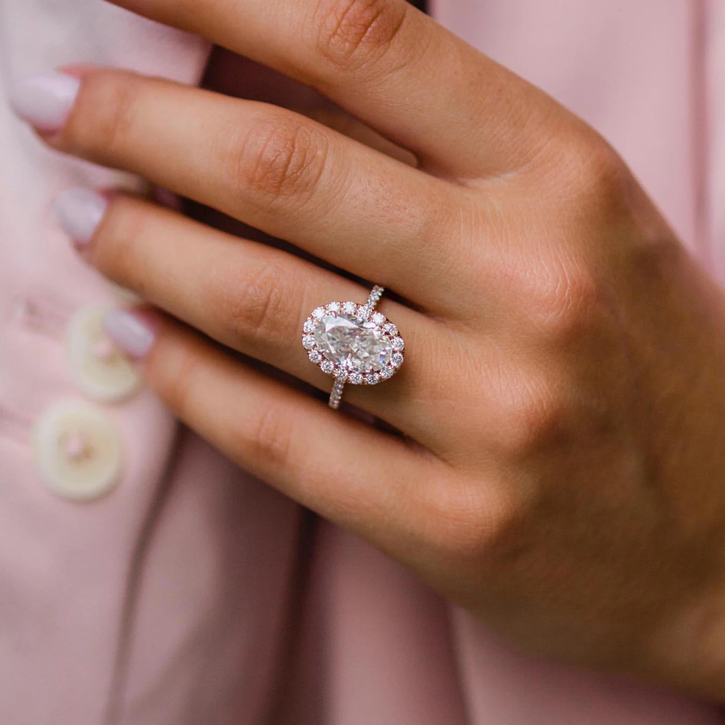 

Кольцо JOVOVASMILE с бриллиантом 3,85 карат, 11,5x7,5 мм