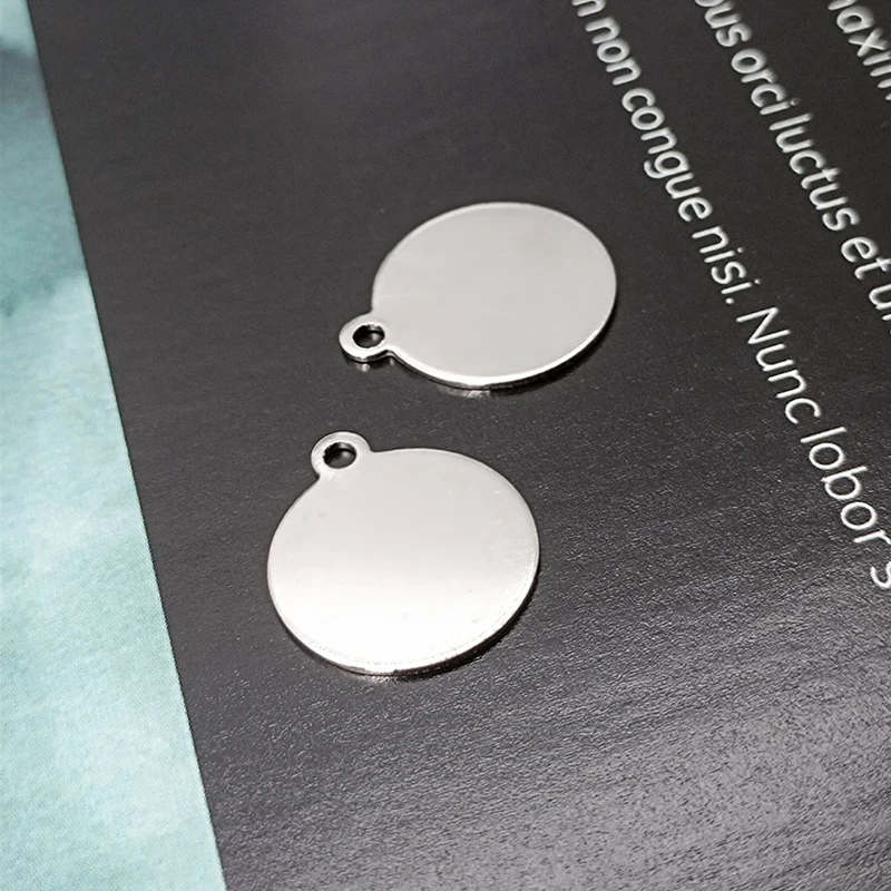 Все урны для домашних животных в нашем магазине имеют выгравированную вручную