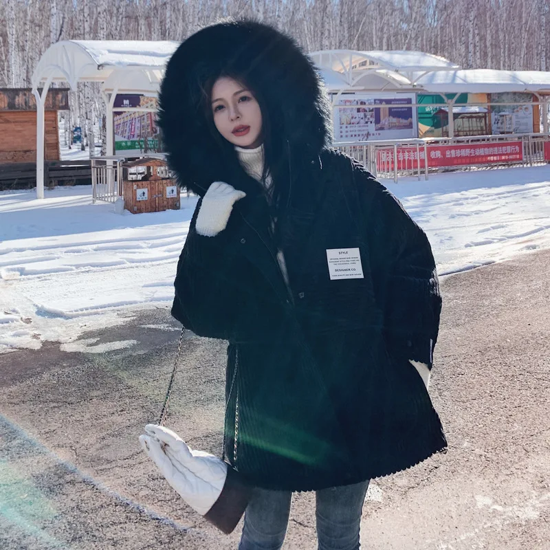 The new winter corduroy rabbit fur inner liner overcomes the hooded coat.