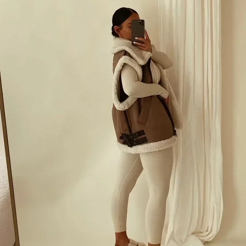 Женский утепленный жилет на молнии с отложным воротником