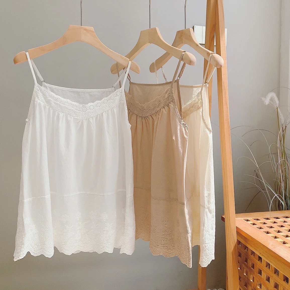 

Летние женские подтяжки из тонкой ткани с V-образным вырезом