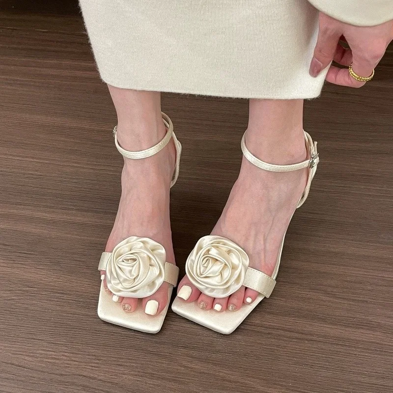 Женские босоножки на высоком каблуке с квадратным носком