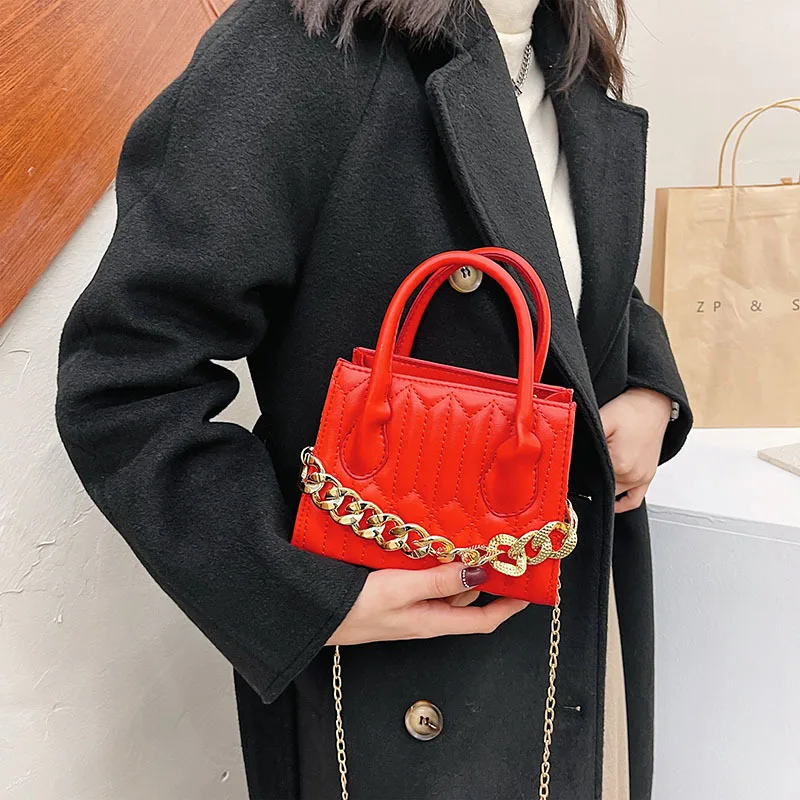 

New Trend Chain Handbag Women Bag Designer Luxury Metal Chain Shoulder Bag Fashion Crossbody Pack Solid Color Women Tote Bags