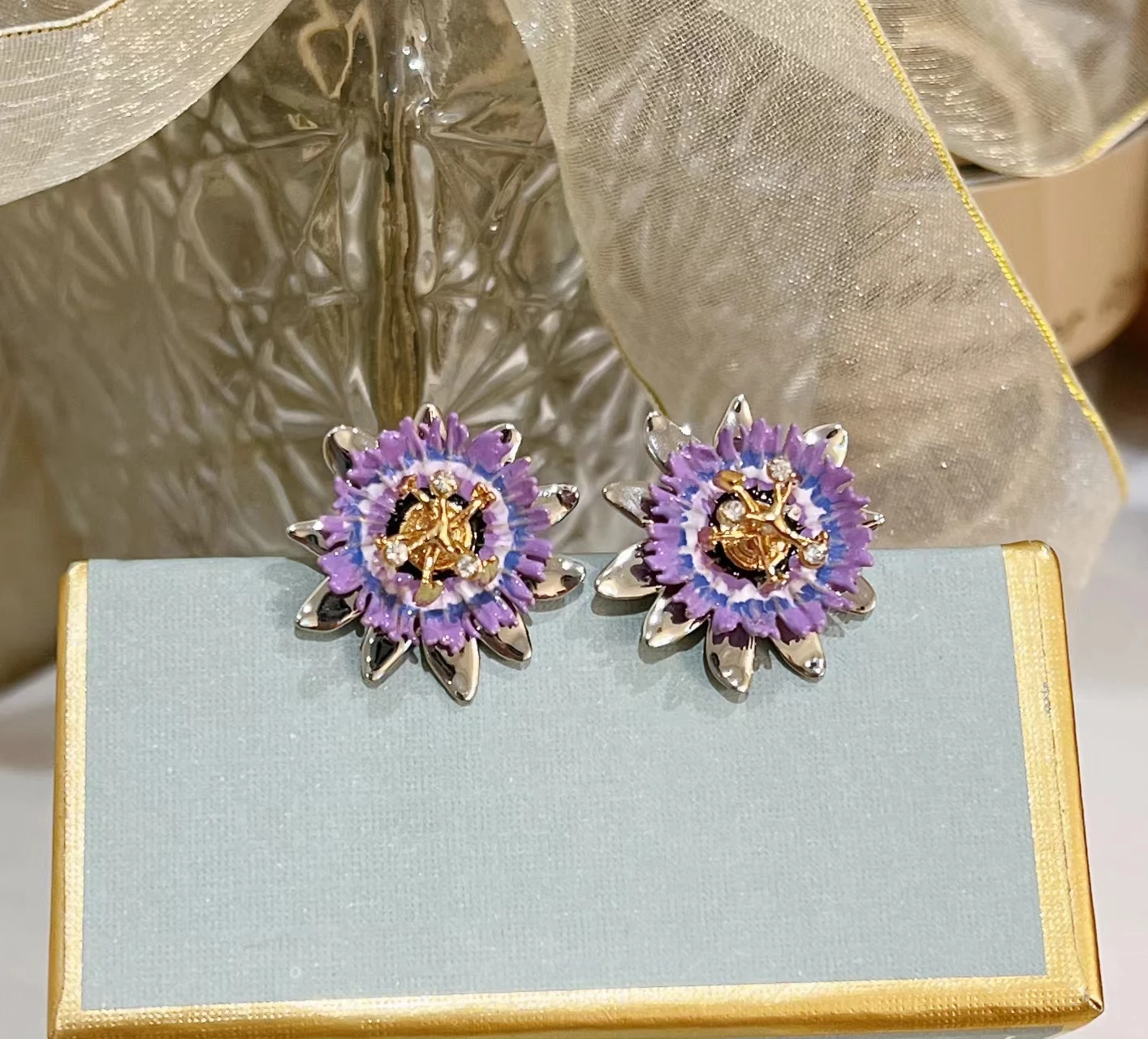 

Маленькие 3D серьги в виде цветка Вселенной Страстный Цветок с эмалью