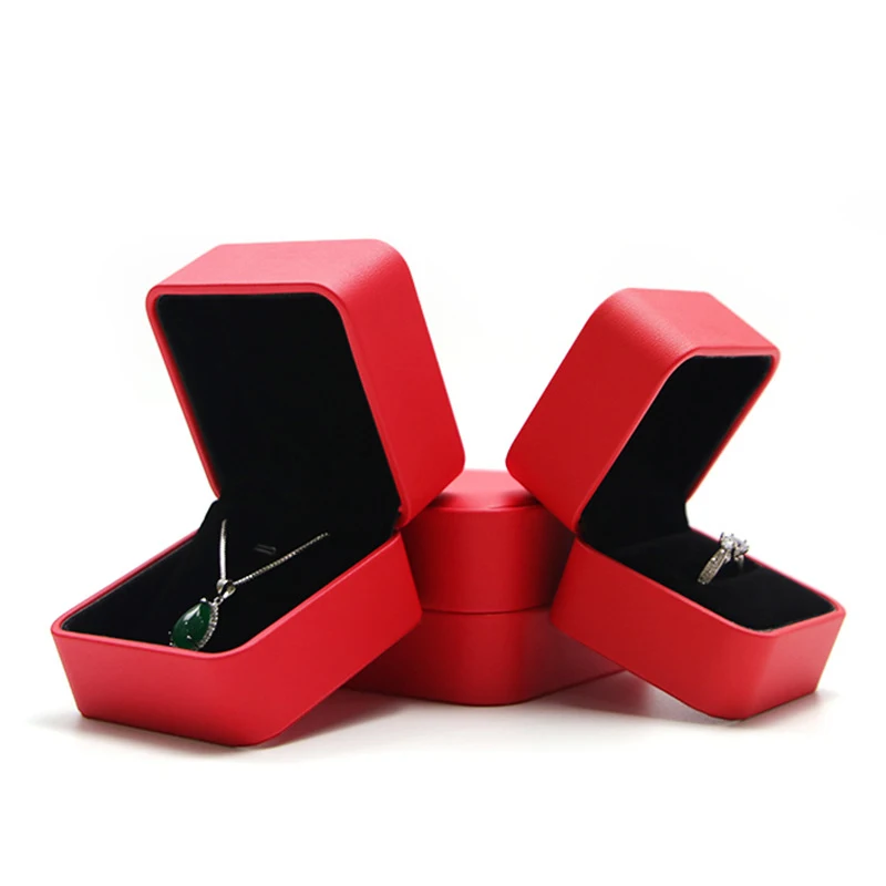 

Новая высококачественная коробка для ювелирных украшений из искусственной кожи с золотой защелкой, Подарочная коробка, коробка для колец, цепочек, подвесок, коробка для хранения