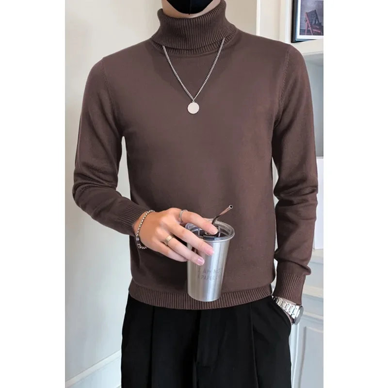 Мужской трикотажный свитер однотонный облегающий с двумя складками и высоким