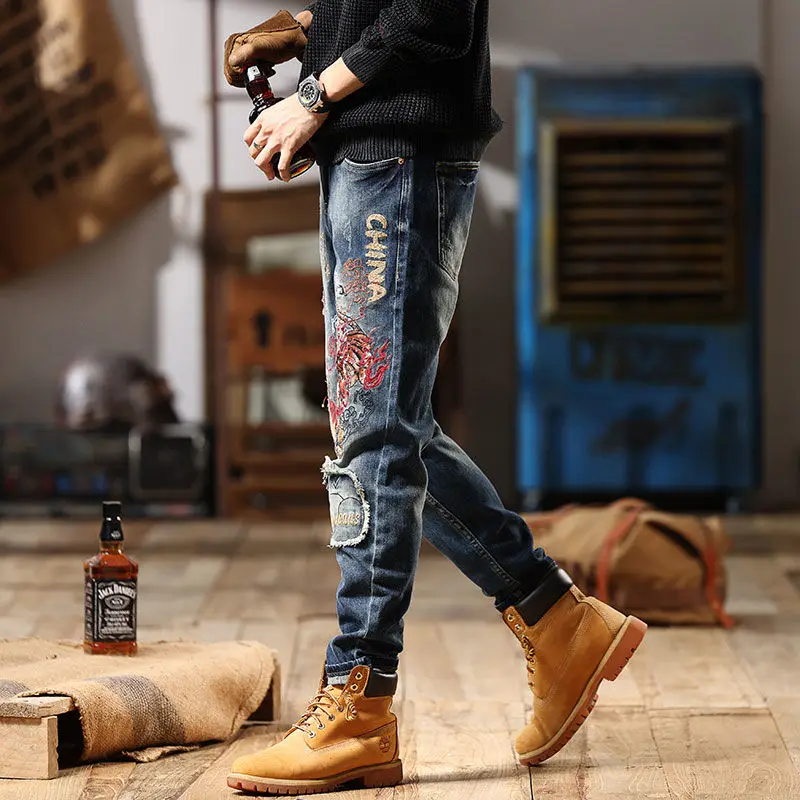 Рисунок 5 - Мужские джинсы с вышивкой тигра