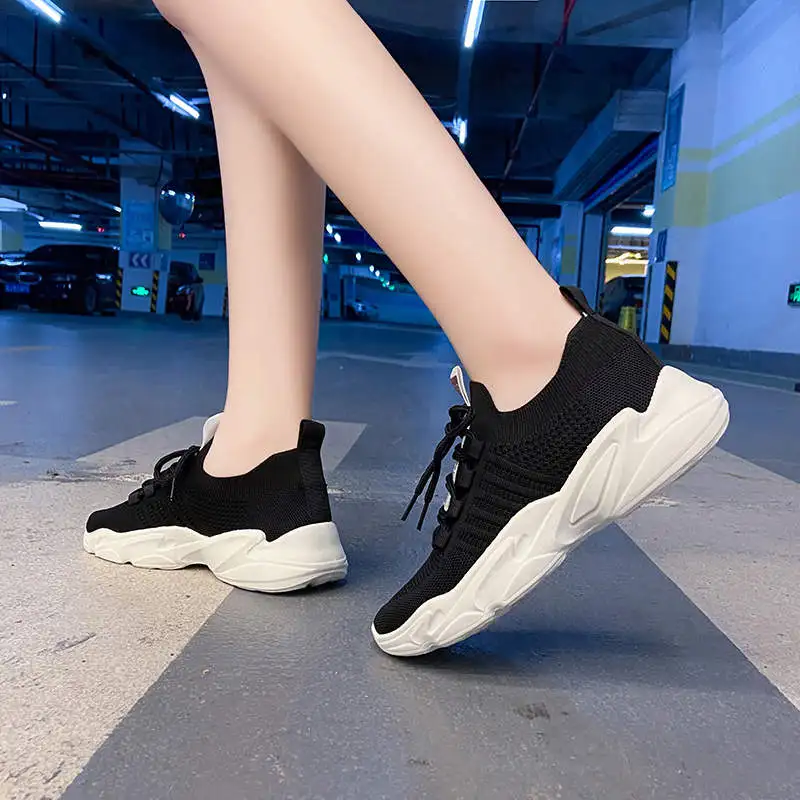 

Женские спортивные туфли Snakers, брендовые летние кроссовки большого размера с нескользящей подошвой, женские спортивные школьные черные кро...