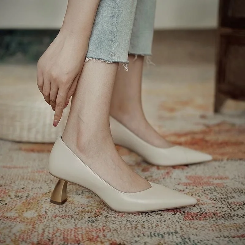 

Women's Early Spring New Fashion Shallow Pointed Toe Hoof Heels Women Mary Jane Shoes Fashion Retro 6cm High Heels Ladies Pumps