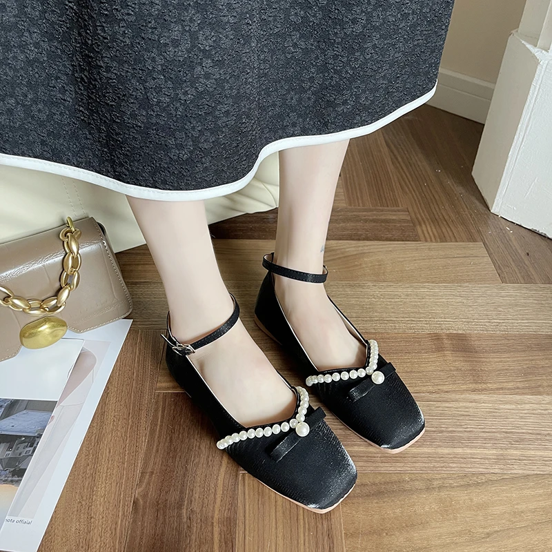 Женские свадебные туфли на низком каблуке толстом с кристаллами и жемчугом