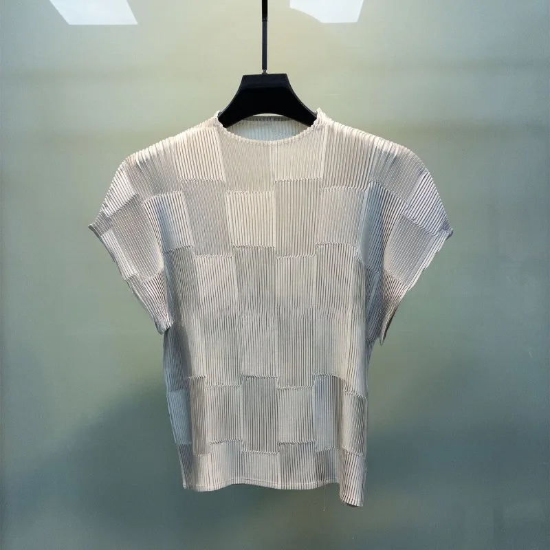 Фото Футболка с плиссировкой Miyake, короткий рукав, лето 2026, новинка, французский стиль, глянцевый атлас, модный, простой, элегантный, повседневный топ, женская одежда №4