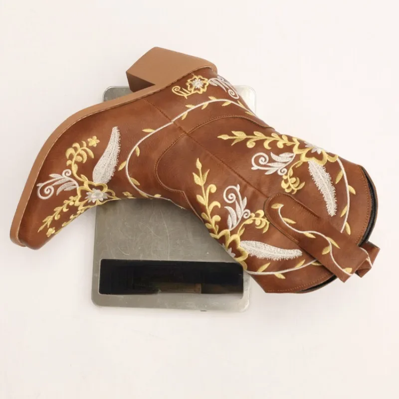 Зимние короткие сапоги с заклепками и принтом тотема ботинки челси на наклонном