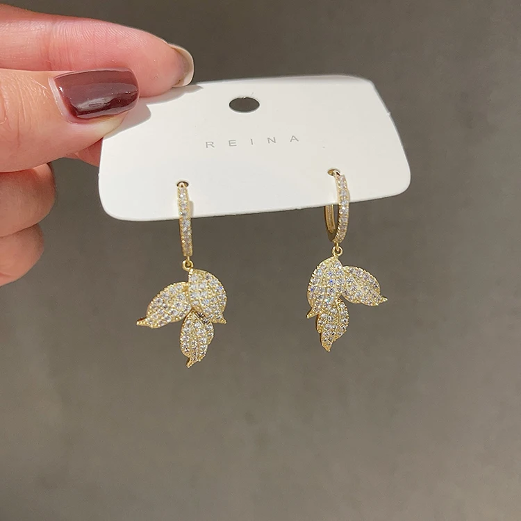 

2023 South Korea's new design fashion jewelry copper inlaid zircon leaf pendant earrings elegant women's daily work accessories