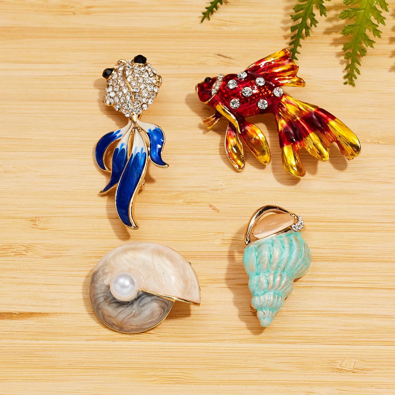 

New Gold Fish Brooches For Women Cute Sea Snail Aquatic Animal Rhinestone Design Brooch Lapel Pin Jewelry Gifts Accessories
