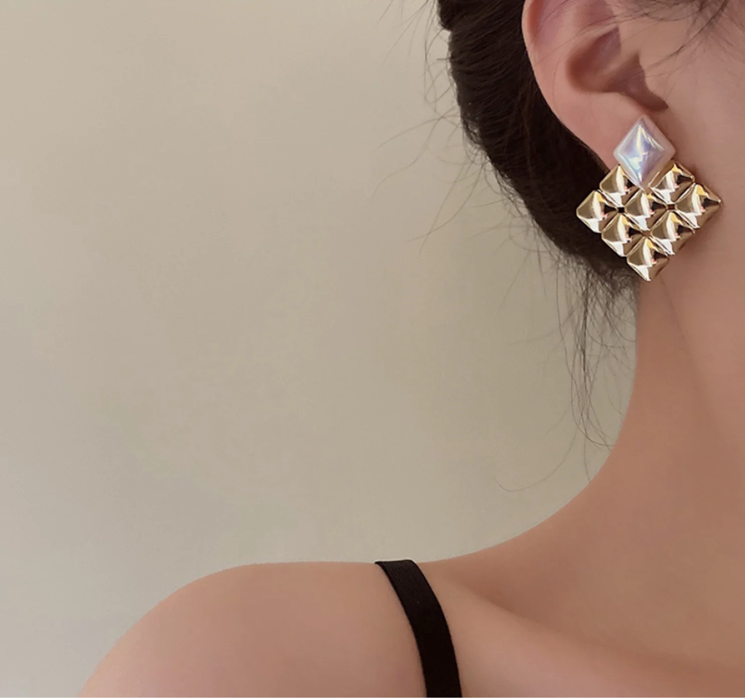 

2022 new Steel needle copper Fritillaria metal diamond pearl splicing earrings for women fashion jewelry