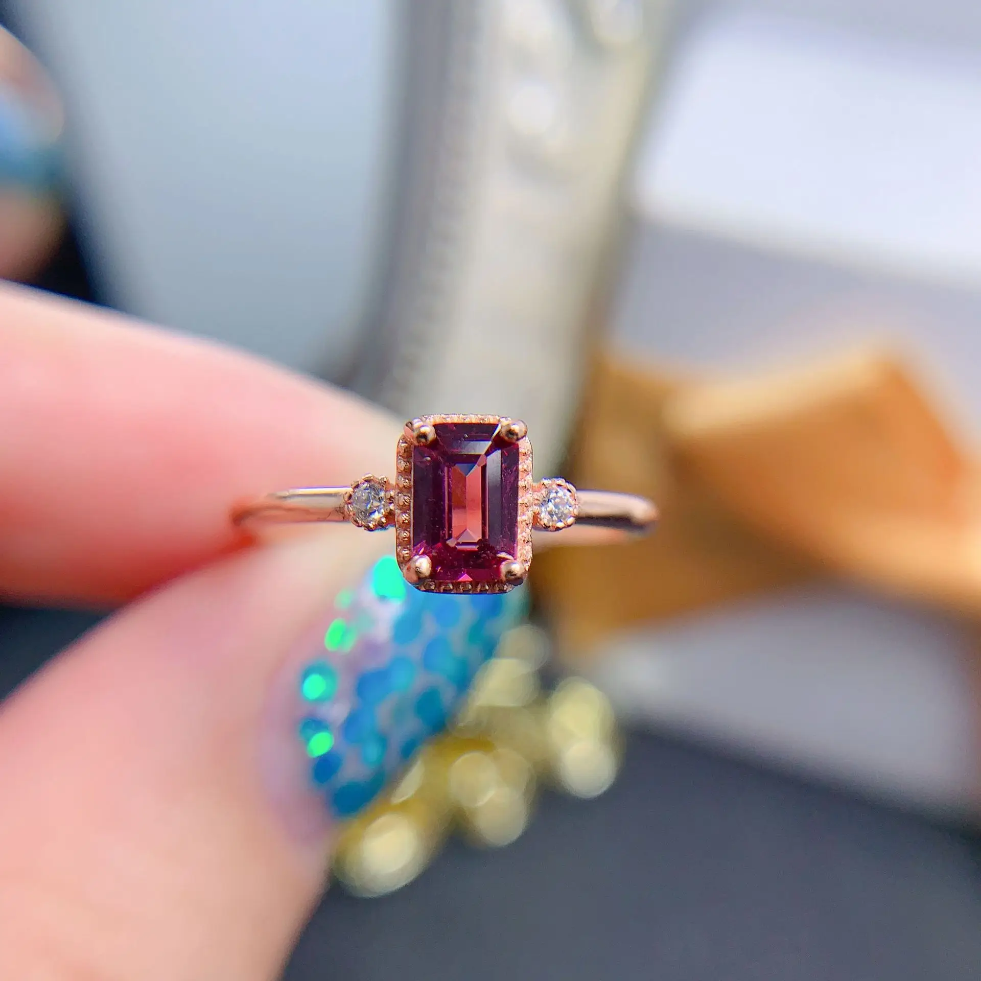 Женский набор украшений с гранатом изумрудной огранки кольцо и ожерелье цвета