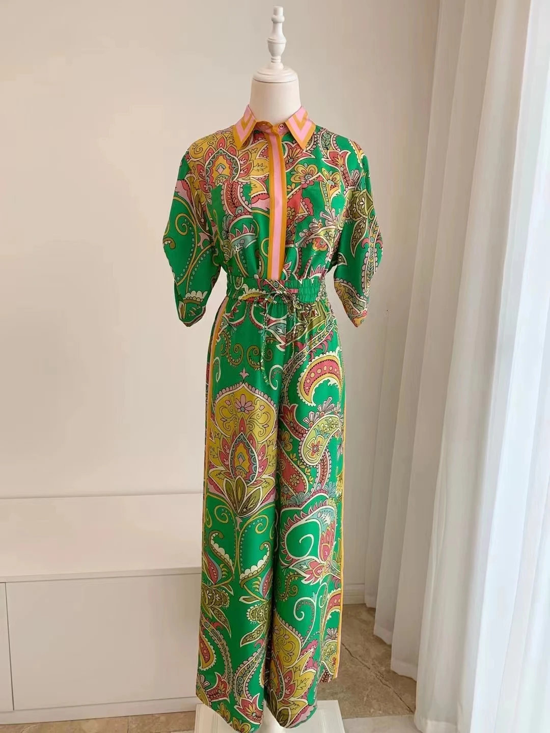 

Женская свободная рубашка с коротким рукавом и зеленым принтом в стиле ретро + шелковые брюки с широкими штанинами и поясом на резинке