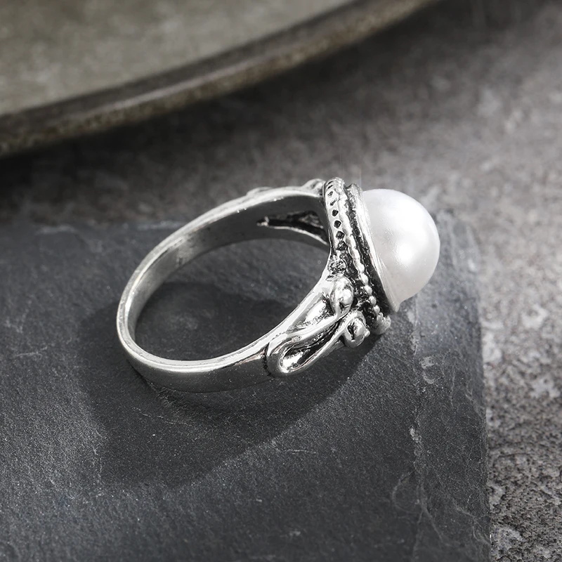 Женское кольцо с искусственным жемчугом серебристое