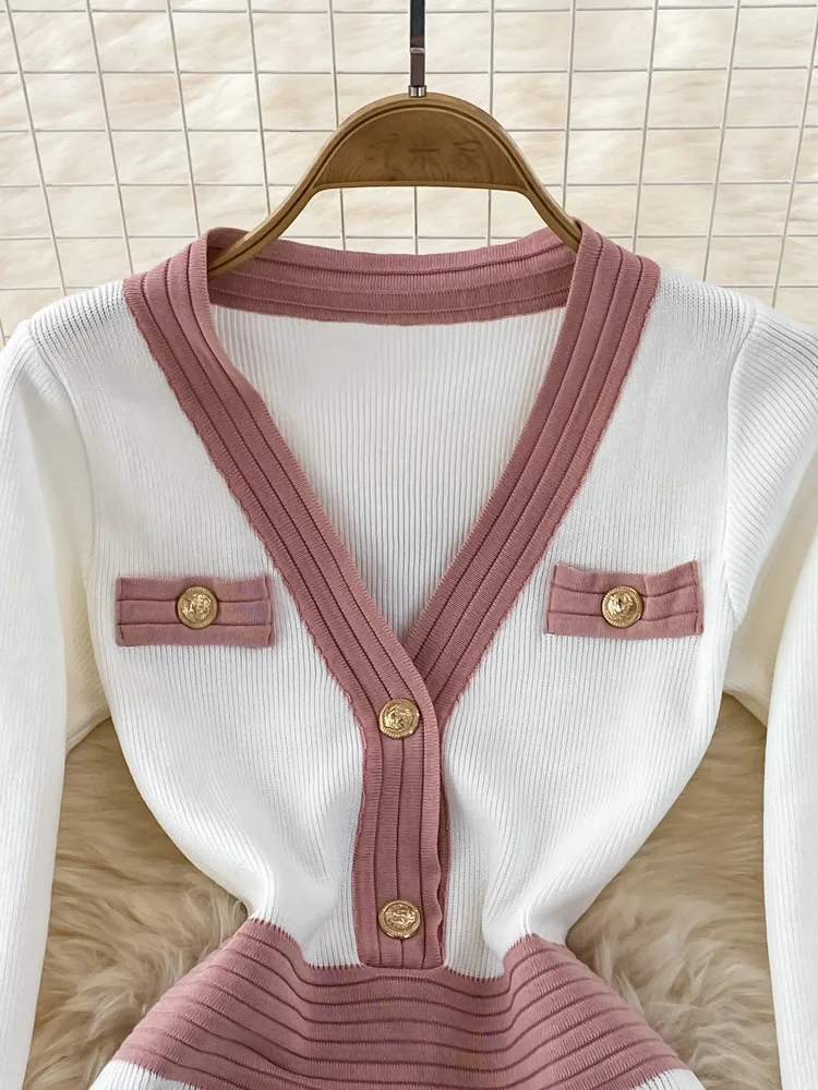 Женское трикотажное платье-свитер с V-образным вырезом и длинным рукавом