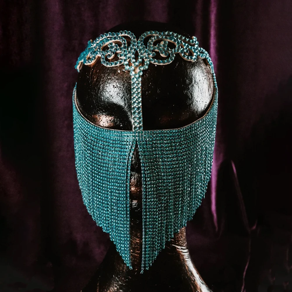 Загадочная маска. Женские маскарадные маски с бахромой на рот. Женская маскарадная маска с бахромой народ.