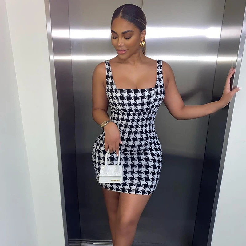 

Платье-футляр Женское шерстяное с квадратным вырезом и открытой спиной