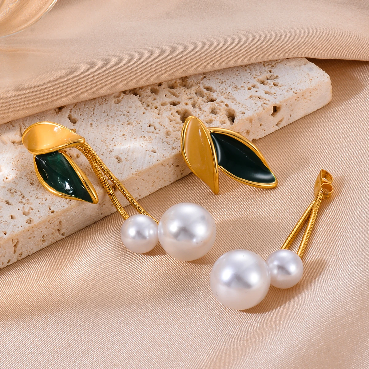 Изысканные серьги-подвески из искусственного жемчуга и эмалированных листьев