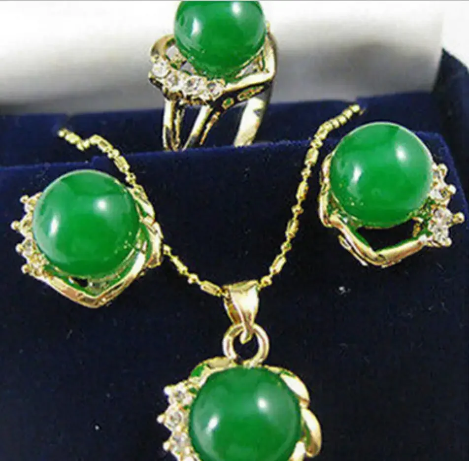 

Набор серег-подвесок с зеленым нефритовым кольцом 10 мм